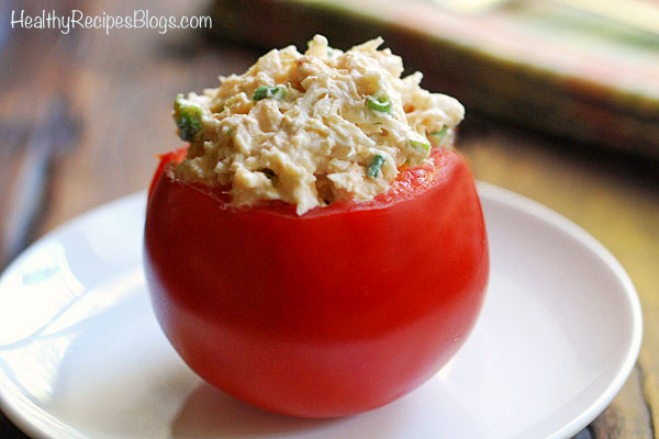 Ensalada de cangrejo rellena de tomate