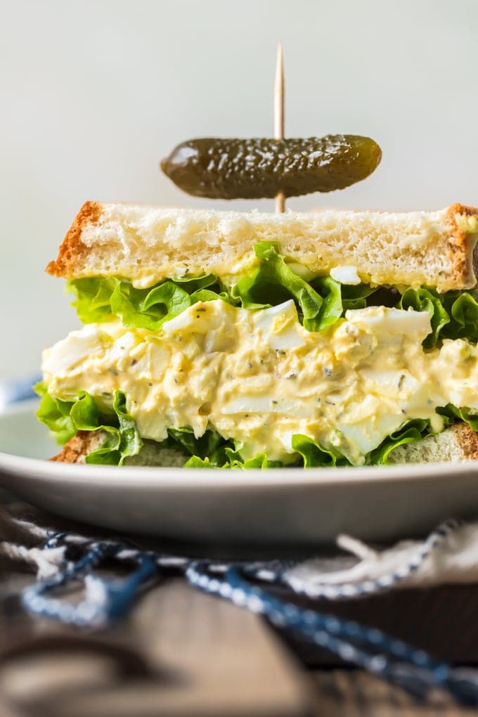 Receta de sandwich de ensalada de huevo en un plato blanco