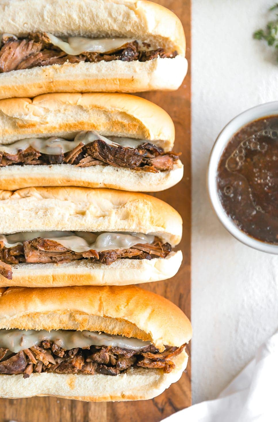 s&aacute;ndwiches de salsa francesa en una fila con salsa de carne au jus