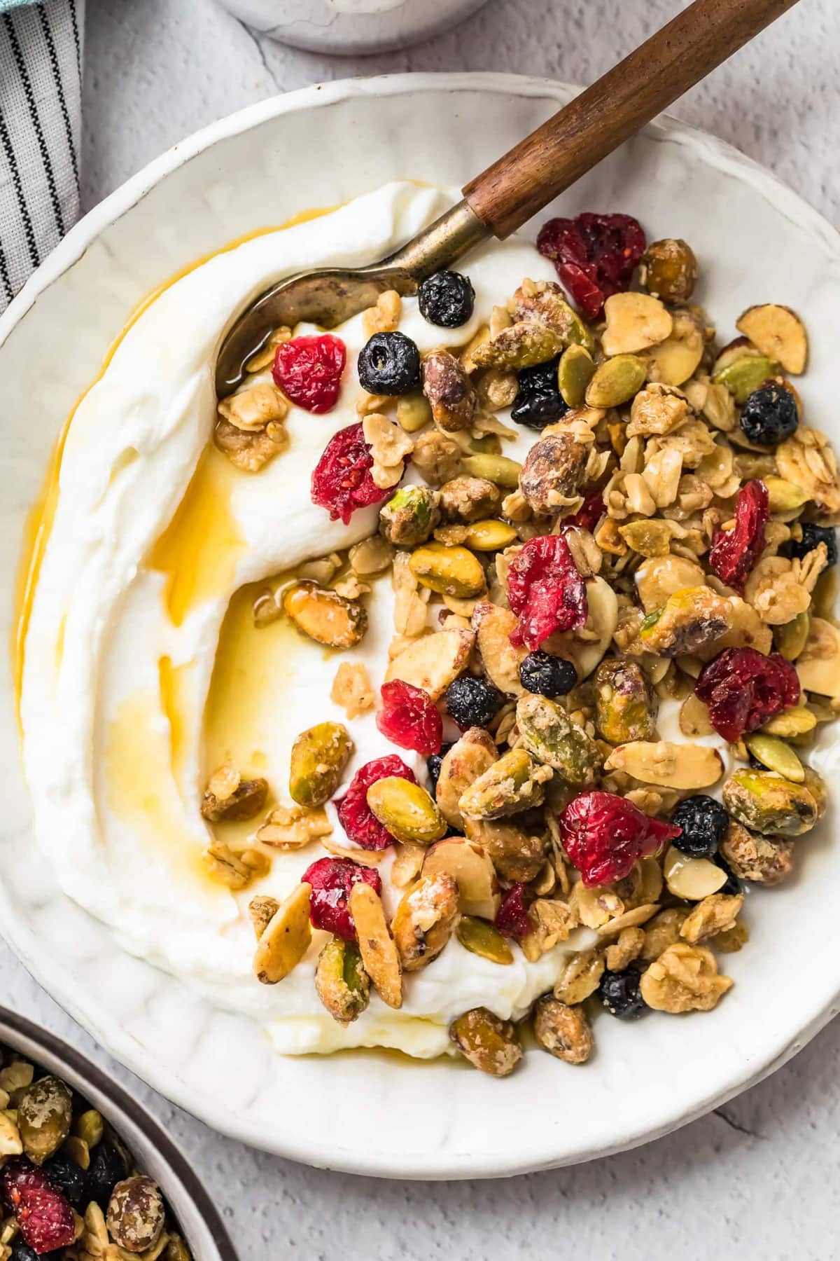 Granola de jarabe de arce al horno servida con yogur y jarabe de arce