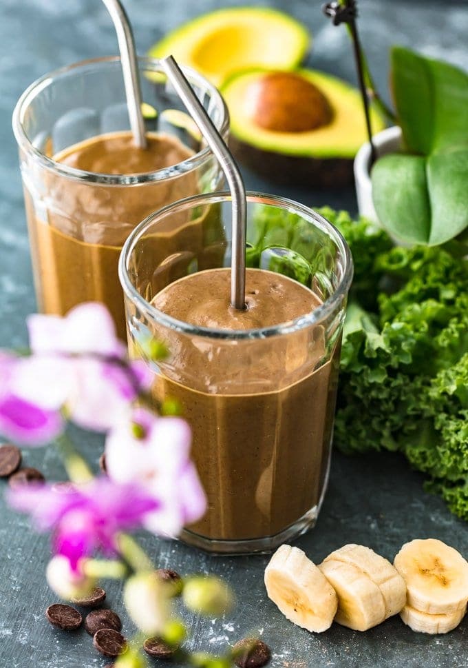 Esta receta de batido de triple desintoxicación de chocolate es una forma saludable y deliciosa de comenzar el día. Cuando estás estresado u ocupado, ¡no hay desayuno más fácil que un batido! ¿Por qué no hacerlo saludable mientras aún sabe bien? Este saludable batido de chocolate lo tiene TODO, incluidas muchas proteínas.