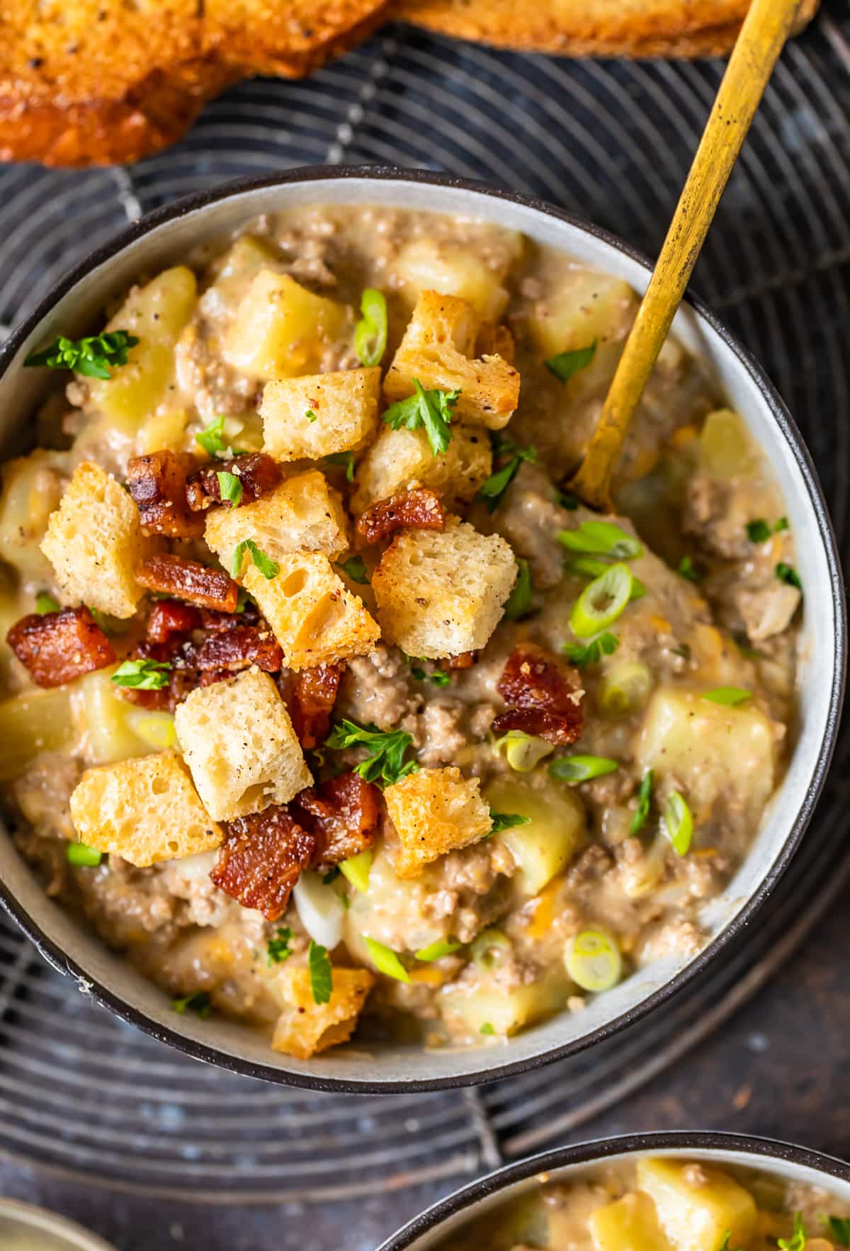 sopa de hamburguesa con queso y picatostes de tocino