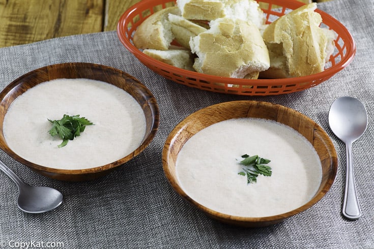 dos tazones de sopa de tomate f&aacute;cil