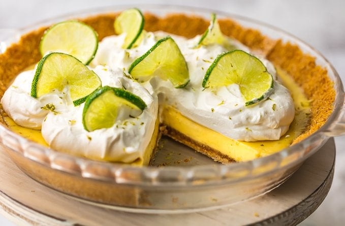 Key Lime Pie es un verano que debe hacer. Esta receta f&aacute;cil de pastel de lima es una de mis recetas m&aacute;s preciadas; Nos encanta comerlo todo el verano. Esta deliciosa receta de pastel es en parte cremosa, tarta de fiesta y deliciosa. Ninguna barbacoa al aire libre o celebraci&oacute;n familiar est&aacute; completa sin esta receta perfecta de Key Lime Pie.