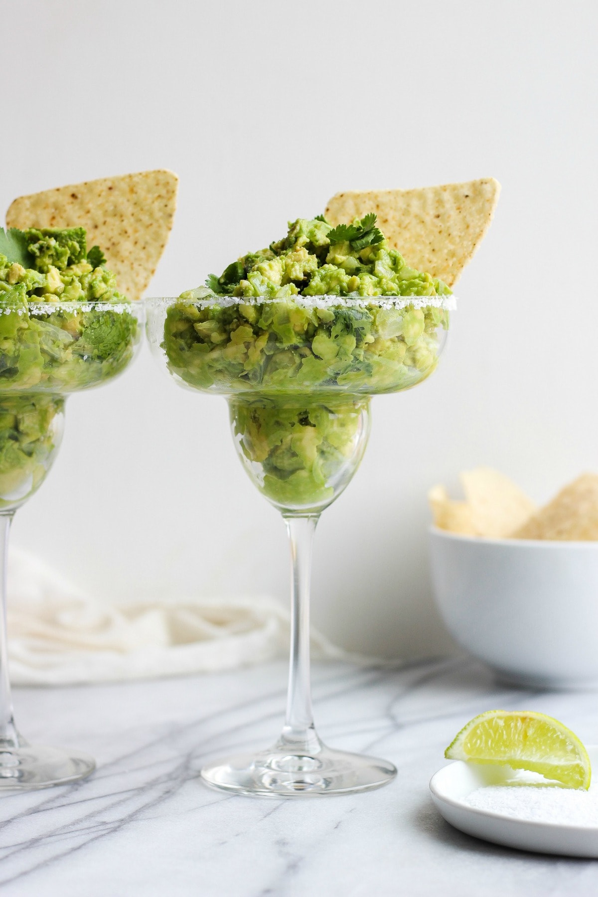 Receta de salsa de guacamole y tequila en copas de margarita