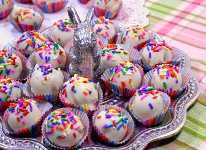 Plato de galletas de mantequilla trufas con un conejo plateado en el medio.