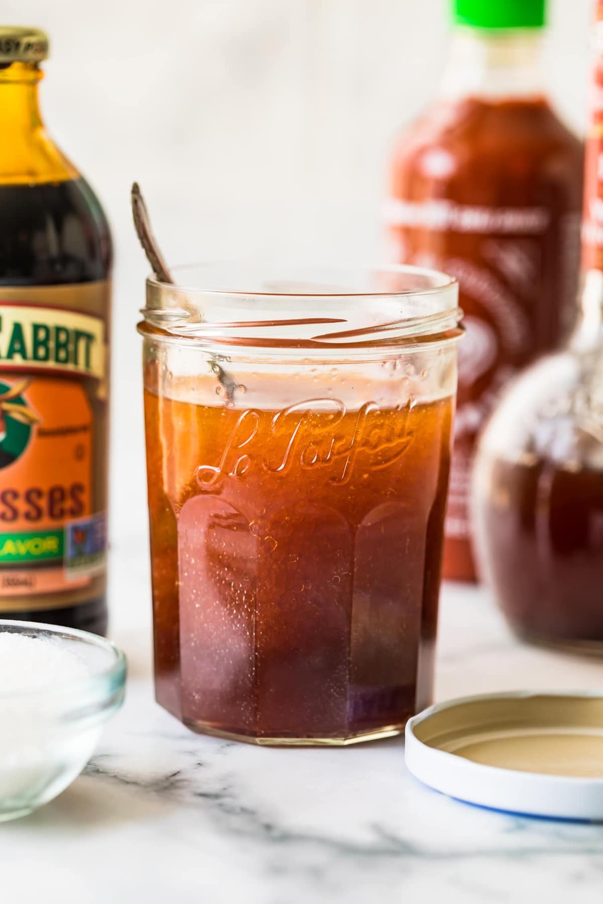 Aderezo de ensalada dulce picante en un frasco de vidrio