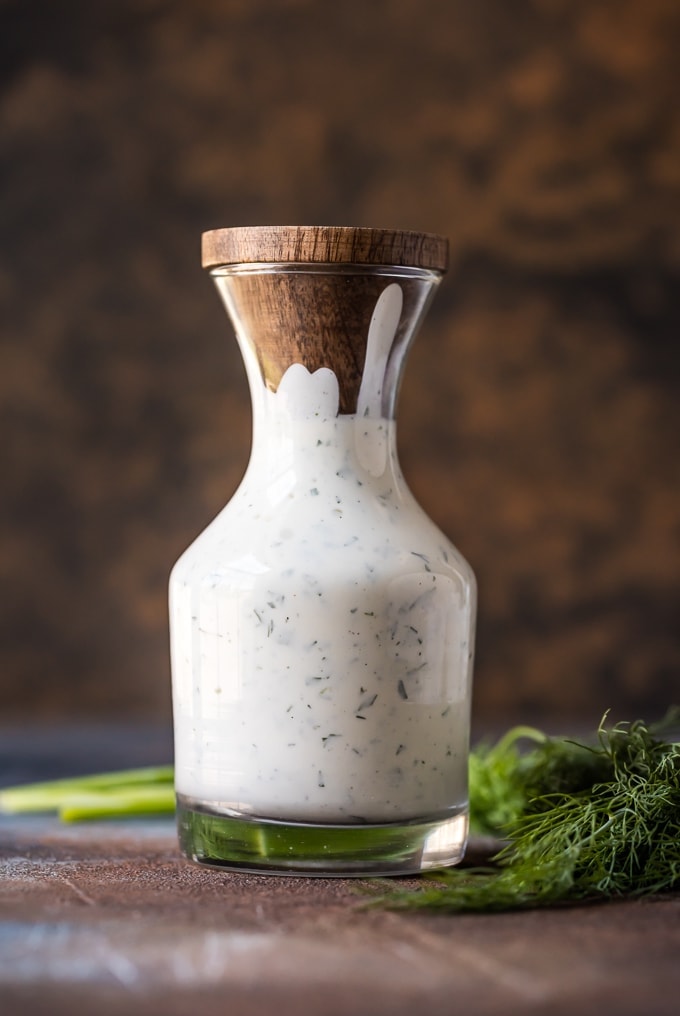 Receta casera de aderezo Ranch en un frasco de vidrio