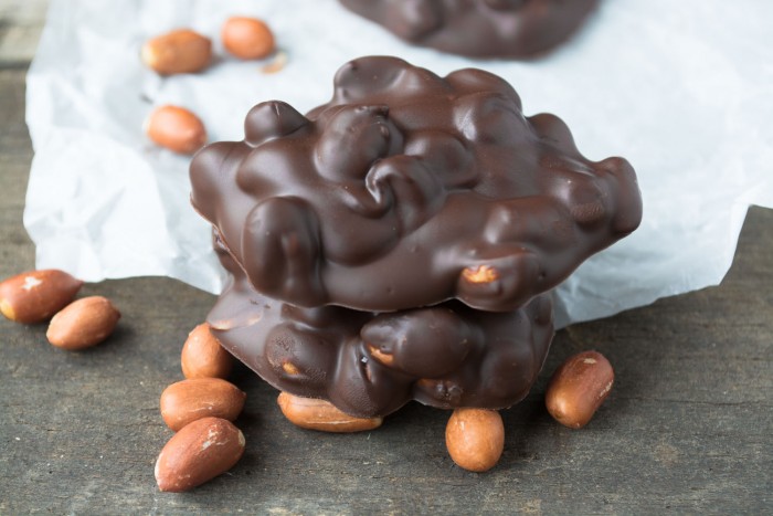 Agridulces racimos de chocolate con man&iacute;