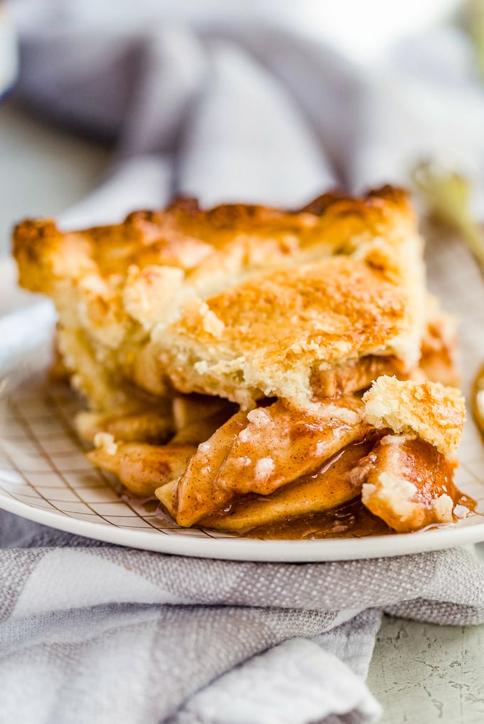 Tarta de manzana casera en un plato pequeño