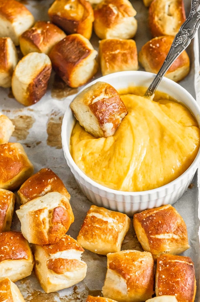 &iexcl;Las picaduras suaves de pretzel son la comida perfecta para la fiesta! &iexcl;CUALQUIERA puede hacer esta receta f&aacute;cil de bocado de pretzel y TODOS los amar&aacute;n! Ten&iacute;a miedo de hacer esto, pero resultaron buenos y en realidad fueron s&uacute;per f&aacute;ciles. &iexcl;GANAR! Me encanta la textura y el sabor de estas picaduras caseras de pretzel, y realmente me encanta sumergirlas en TODAS las salsas.