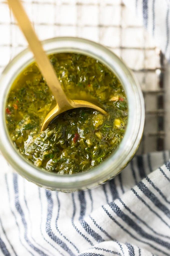 Receta de salsa de chimichurri en un frasco de vidrio