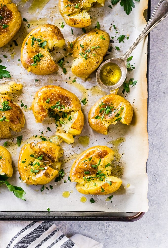 Esta receta de papas rotas es una guarnici&oacute;n divertida. Son agradables y suaves con solo un poco de recubrimiento crujiente de la piel. Me encanta usar papas baby para estas papas porque son del tama&ntilde;o perfecto. Las Baby Papas Rotas son como una mezcla de papas fritas y mini papas al horno ... &iexcl;o en alg&uacute;n punto intermedio! &iexcl;Son tan sabrosos!