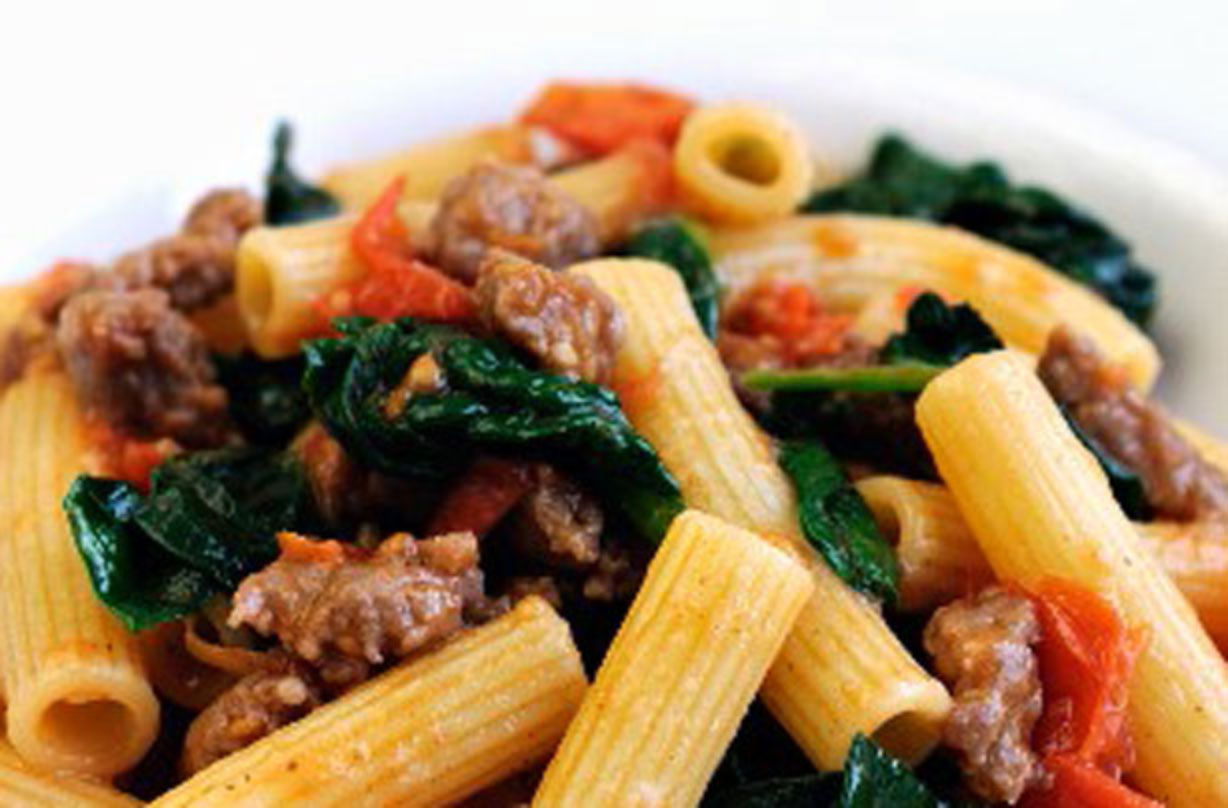 Rigatoni à la saucisse Cette recette de rigatoni à la saucisse est un repas rapide et facile en milieu de semaine pour une maman occupée avec des bouches énormes à nourrir, surtout si elle a des restes de saucisses!