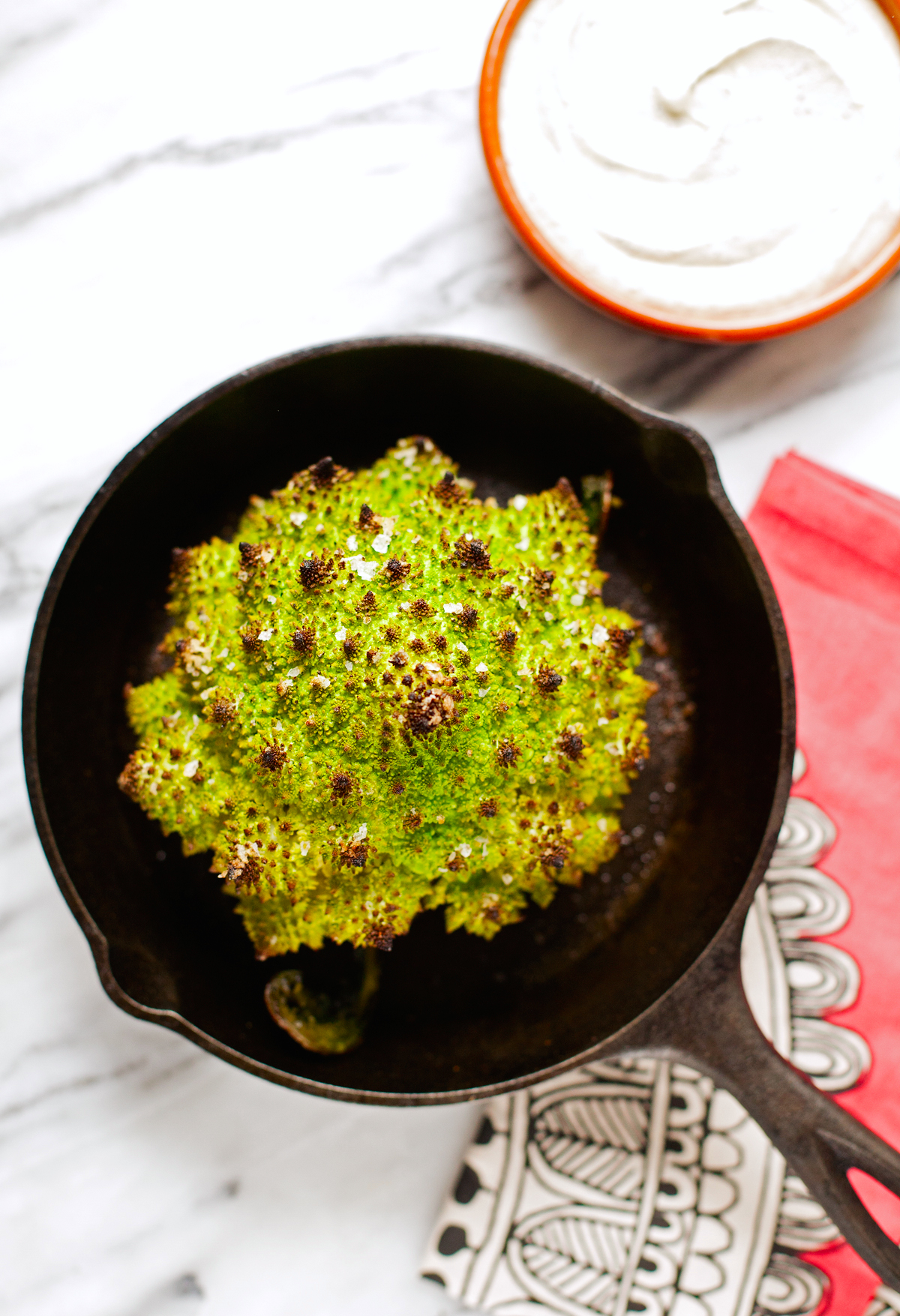 Romanesco Asado Con Salsa De Yogur Za'atar