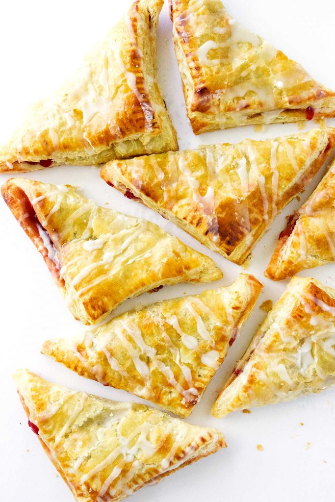 These puff pastry turnovers are so incredibly easy to make! All you need is puff pastry sheets and a can of any flavor of pie filling and you got yourself some deliciously scrumptious puff pastry turnovers. Winning!