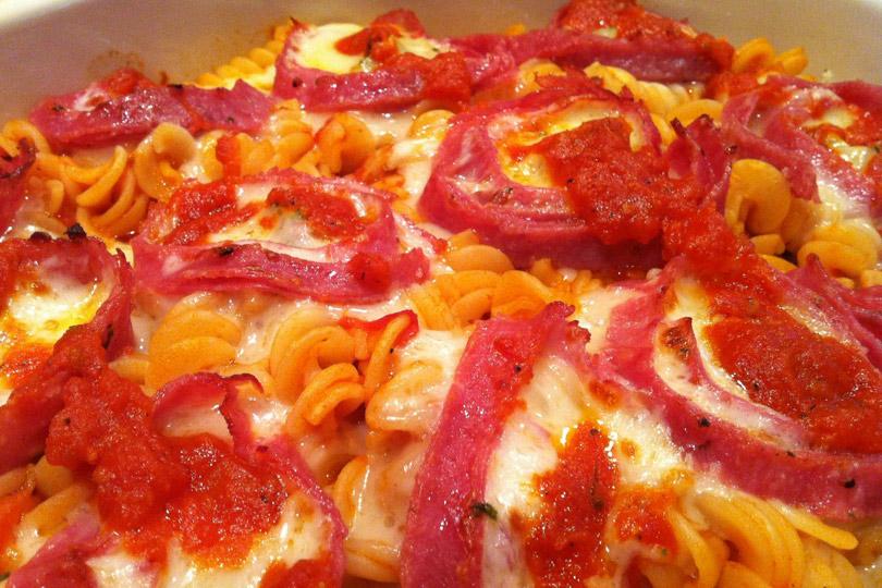 Rotini al horno sin gluten con mozzarella y salami