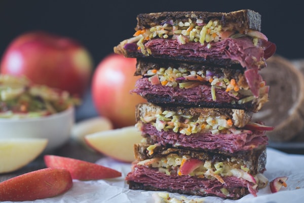 Reuben de carne picada de repollo con manzana picante