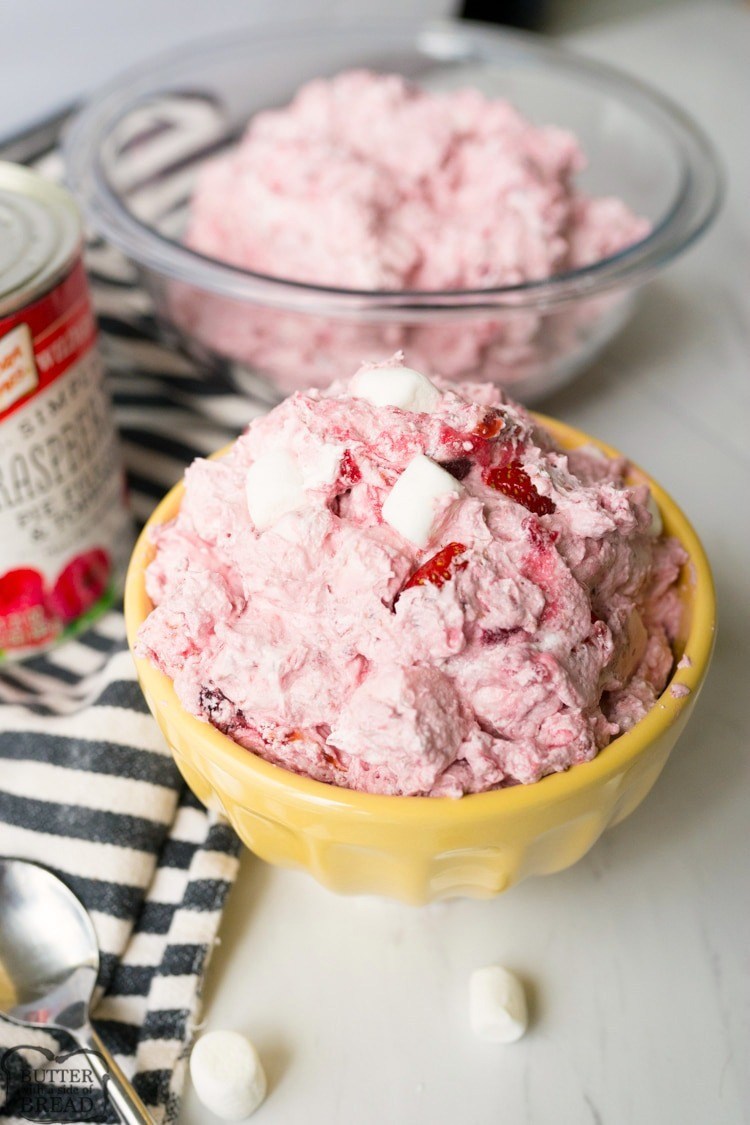 &iexcl;Raspberry Ambrosia Salad es un acompa&ntilde;amiento simple y dulce perfecto para las vacaciones! Con solo cuatro ingredientes, esta receta de ensalada de ambrosia tiene un sabor incre&iacute;ble y es f&aacute;cil de hacer.