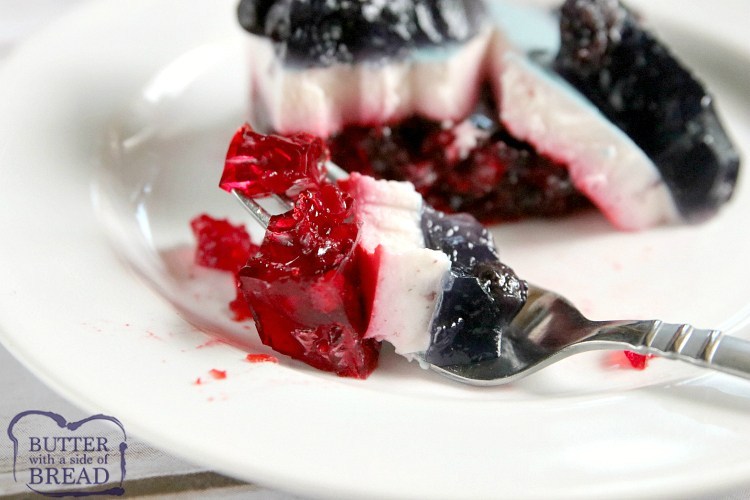 PATRIOTIC LAYERED JELLO SALAD - Mantequilla con un lado de pan