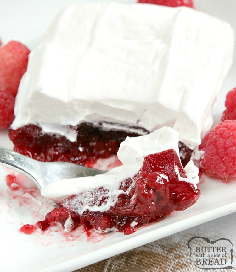 ENSALADA DE JELLO DE FRAMBUESA FÁCIL - Mantequilla con un lado del pan