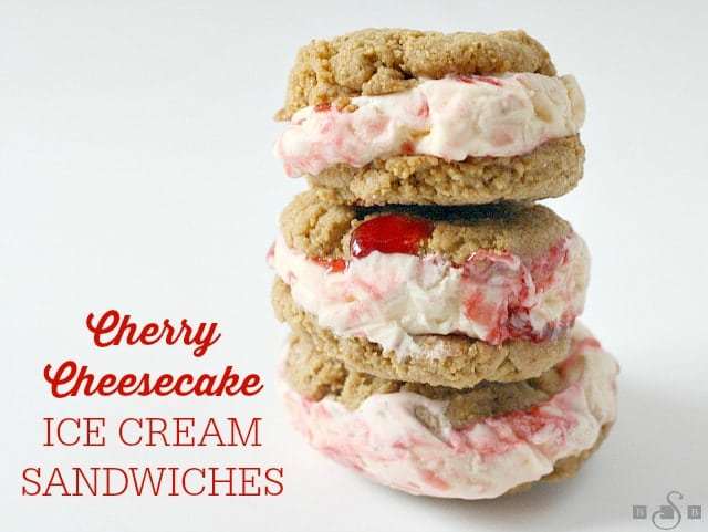 SANDWICHES DE HELADO DE QUESO CON CEREZA