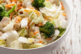 Ensalada asiática con pollo, brócoli y almendras tostadas