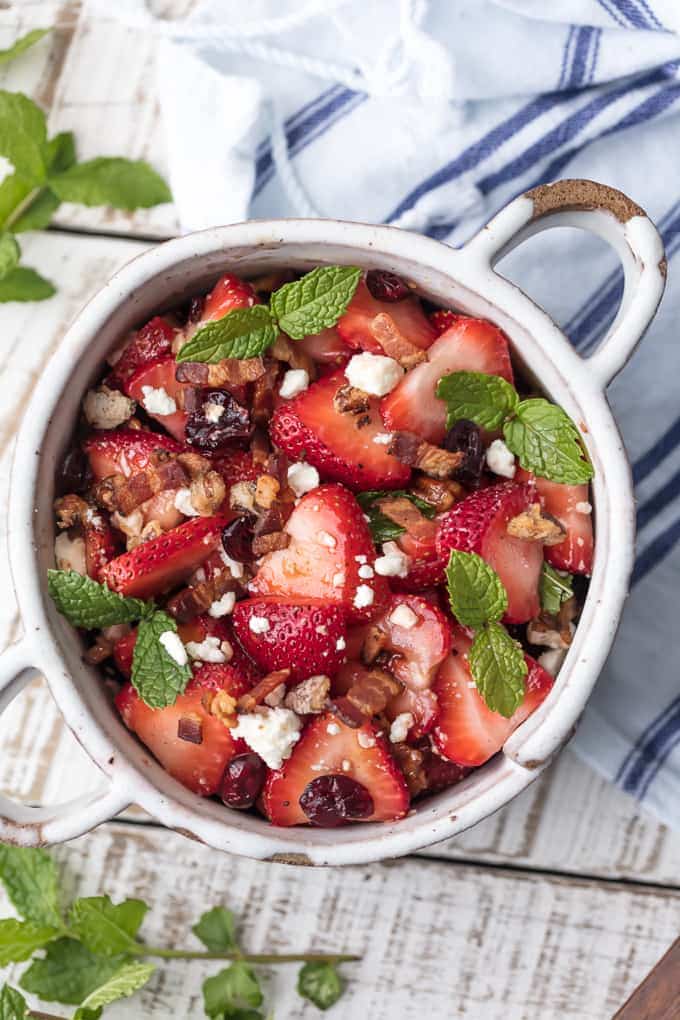 Ensalada de tocino y fresas con queso feta, ar&aacute;ndanos secos, nueces, menta y vinagreta bals&aacute;mica