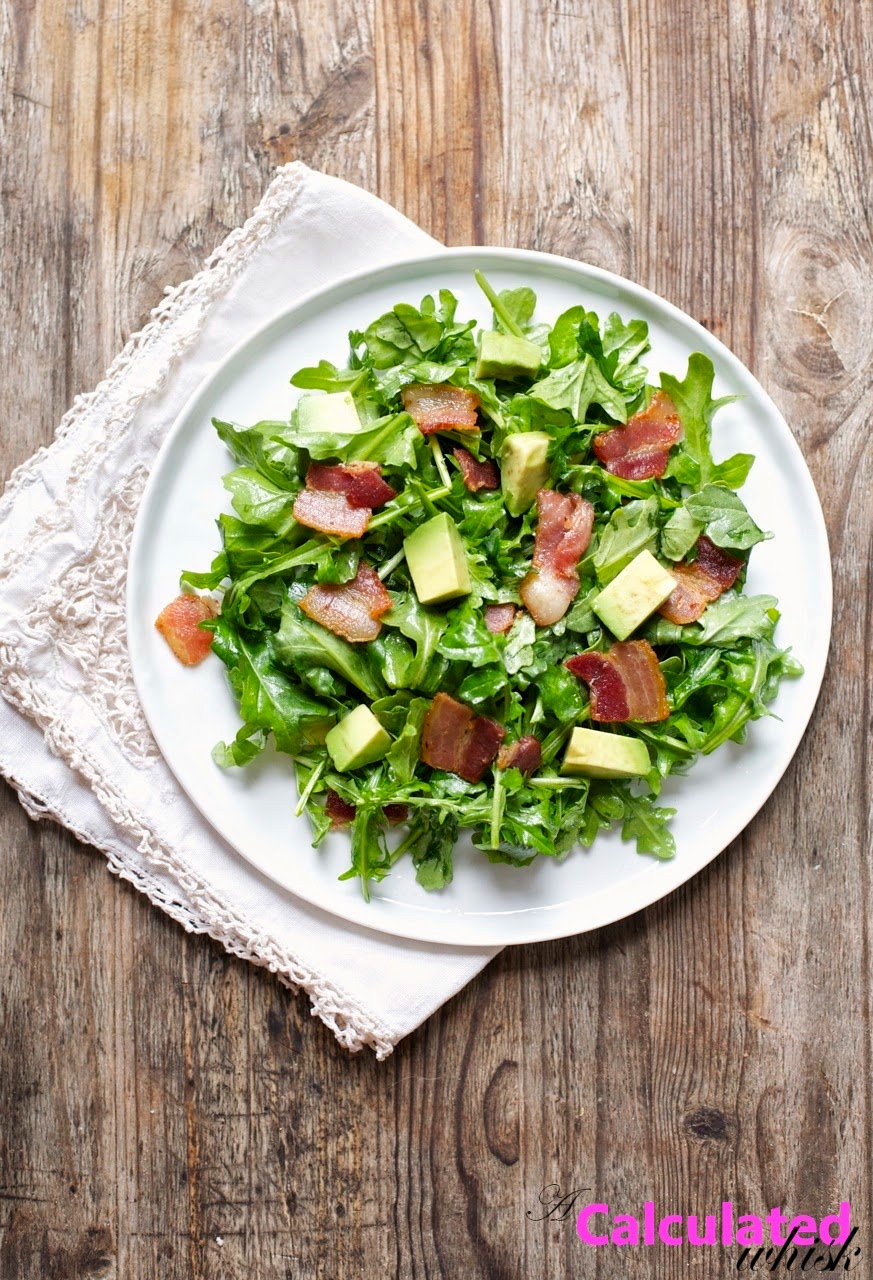 Ensalada de tocino, rúcula y aguacate con vinagreta de jerez