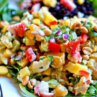 Ensalada de cangrejo al curry tropical con arroz negro