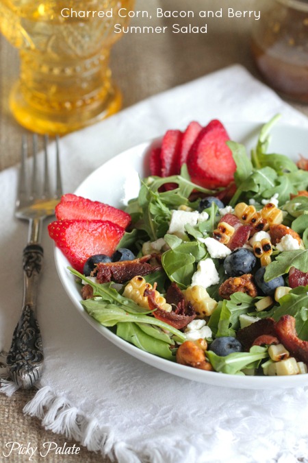 Ensalada de verano de maíz y bayas de tocino
