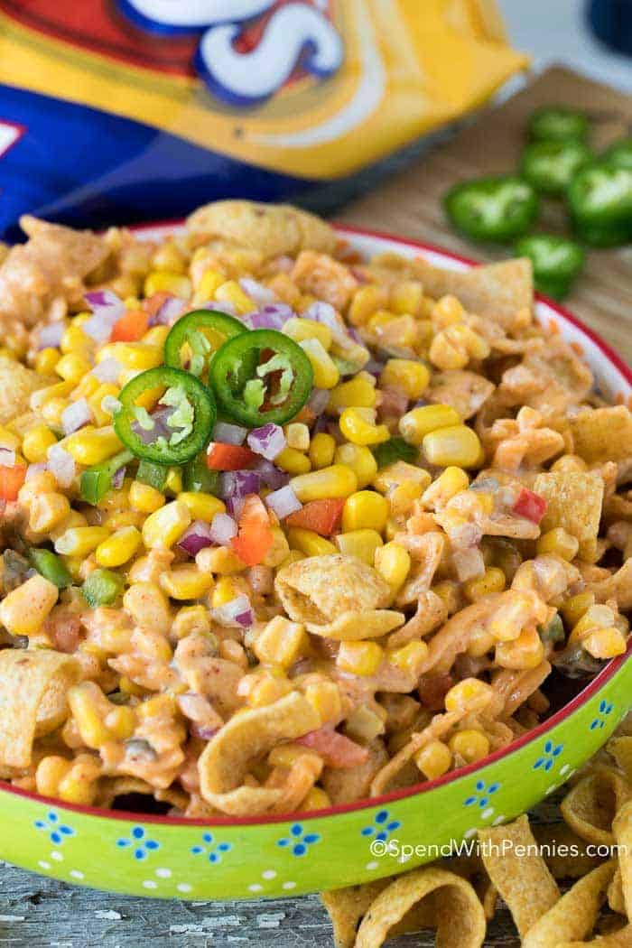 Ensalada de ma&iacute;z frito con ma&iacute;z dulce y jugoso, pimientos frescos, jalape&ntilde;os picantes y, por supuesto, fritos crujientes en un taz&oacute;n