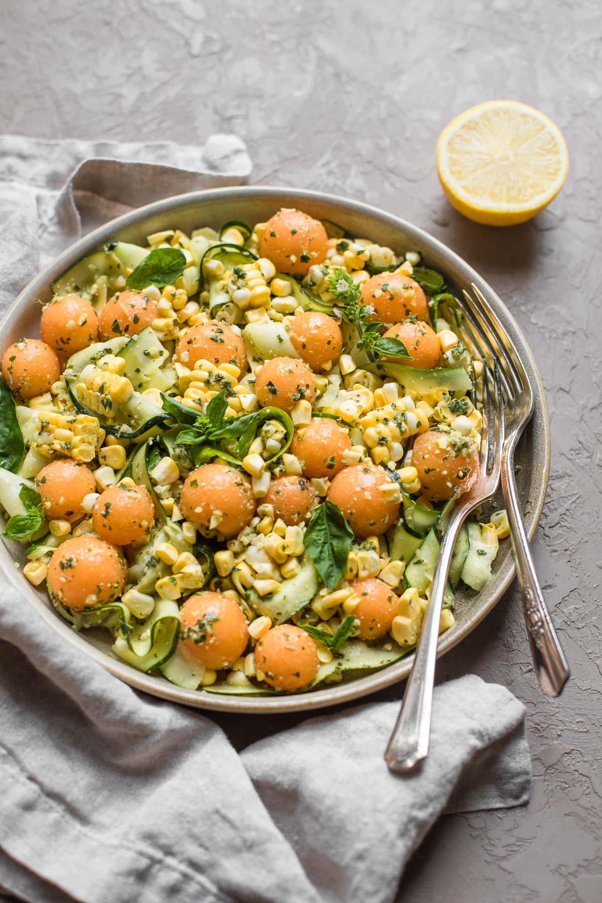 Ensalada de melón, maíz y calabacín con pesto de limón