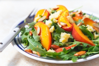 Ensalada de nectarina y queso cheddar envejecido