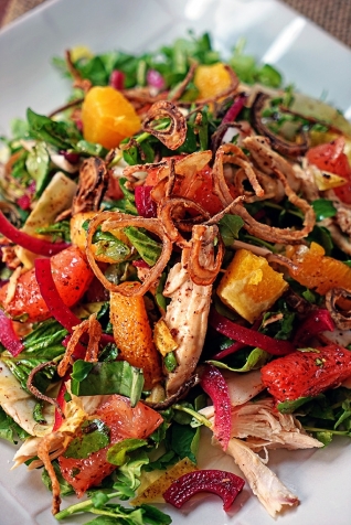 Pomelo rosado y ensalada de berros con pollo y chalotes crujientes