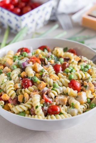 Ensalada de pasta de pollo frito a plena carga