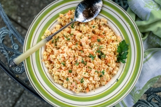 Ensalada de pasta fácil de verano con zanahorias ralladas