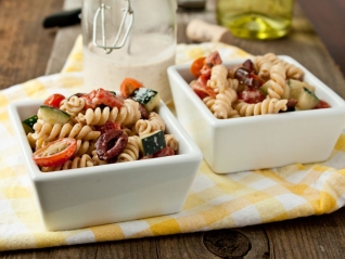 Ensalada cremosa de pasta griega