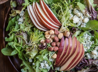 Ensalada De Pera Con Queso Azul Y Avellanas
