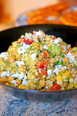 Ensalada De Garbanzos, Aguacate Y Maíz A La Parrilla