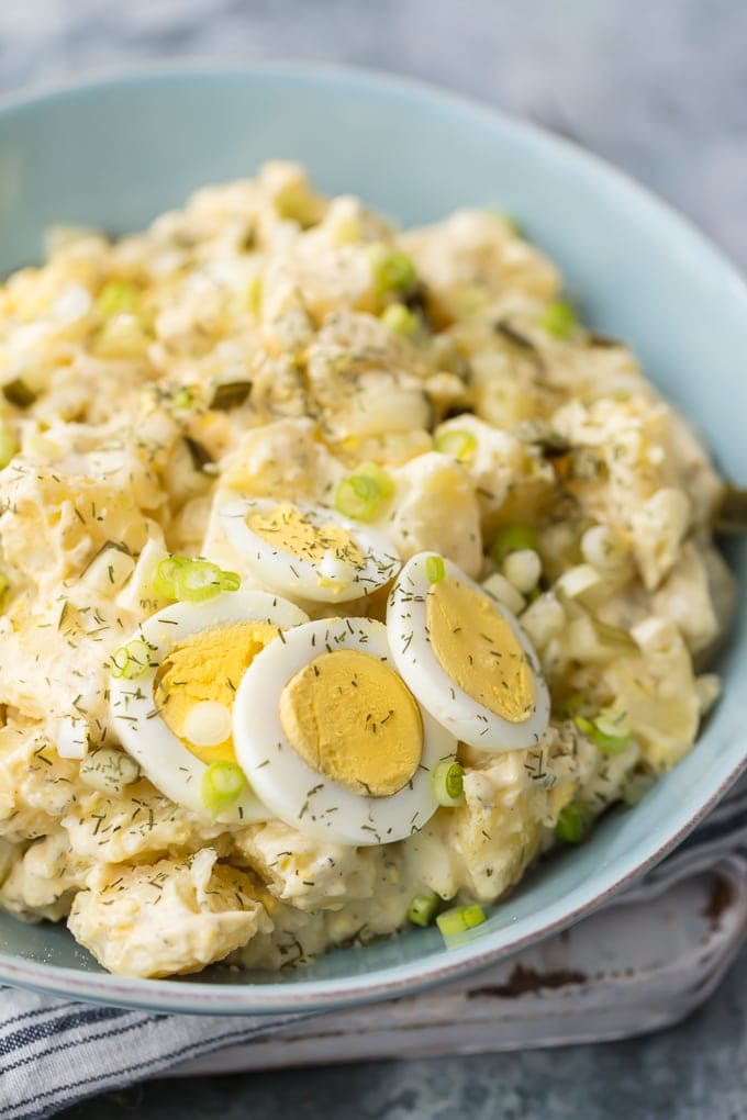 ensalada de papa en un tazón