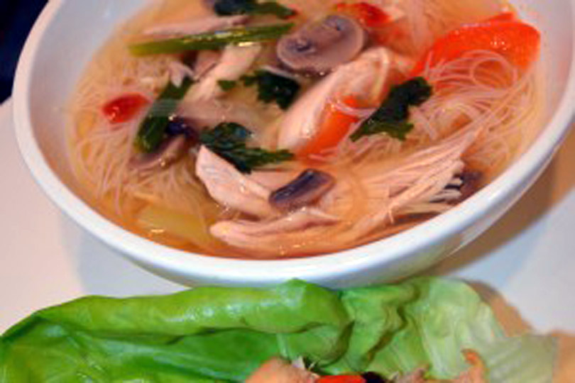 Ensaladas de pollo, sopa y lechuga de pollo asiáticas sin gluten