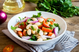 Ensalada de oliva de frijol blanco simple y saludabl