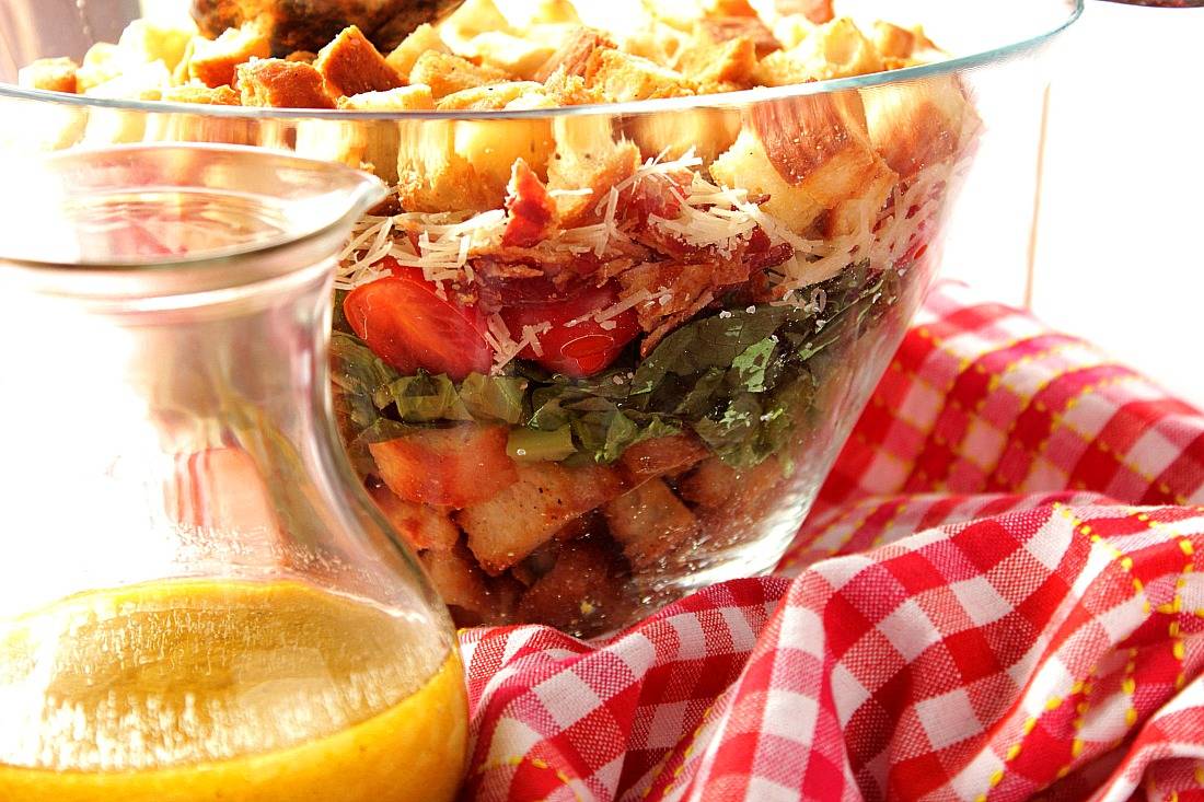 Ensalada En Capas BLT Con Croutons Caseros