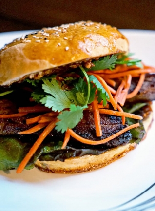 Sándwich de vientre de cerdo con infusión asiática con recetas de pan al vapor y al horno