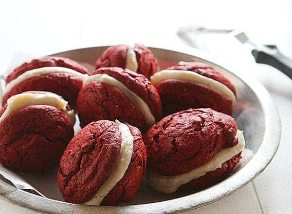 Galletas Sandwich de Terciopelo Rojo con Queso Crema de Mantequilla Marr&oacute;n #cookies #Navidad