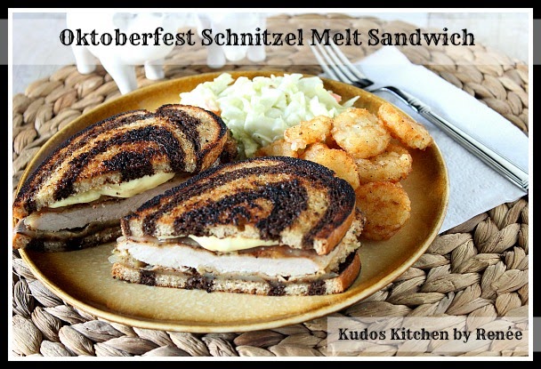 Empanado emparedado del emparedado del schnitzel con queso suizo en el pan de centeno veteado.