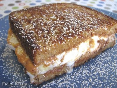 Sandwich grillé sucré à la tasse de beurre d'arachide et aux bananes