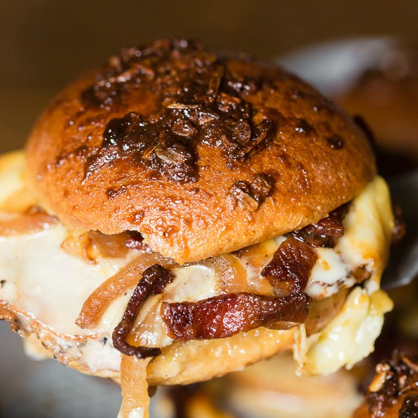 Sándwiches de cebolla y tocino de pavo al horno