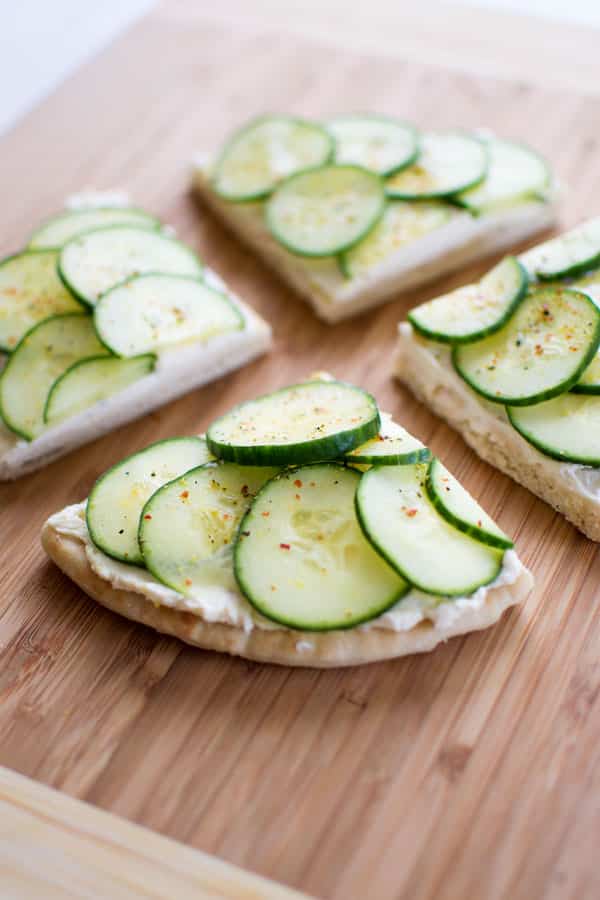 &iexcl;S&aacute;ndwiches de queso crema de pepino con queso crema picante y pepinos crujientes sobre pan de pita suave!